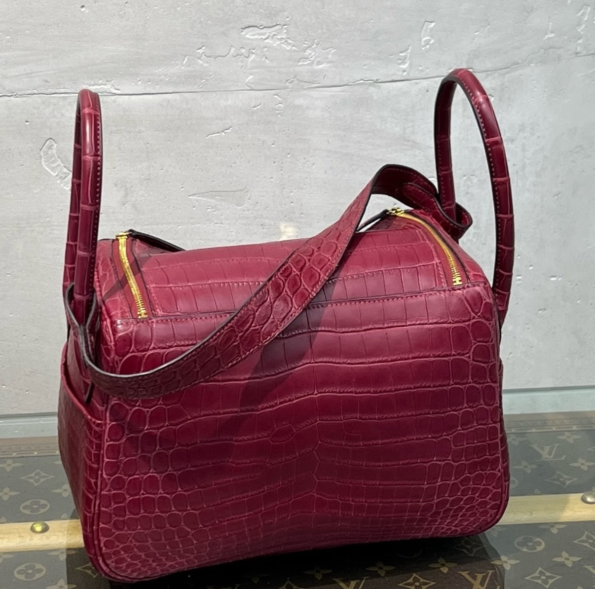 Lindy 26 pomegranate red gold buckle - MOVEMENTARTISAN