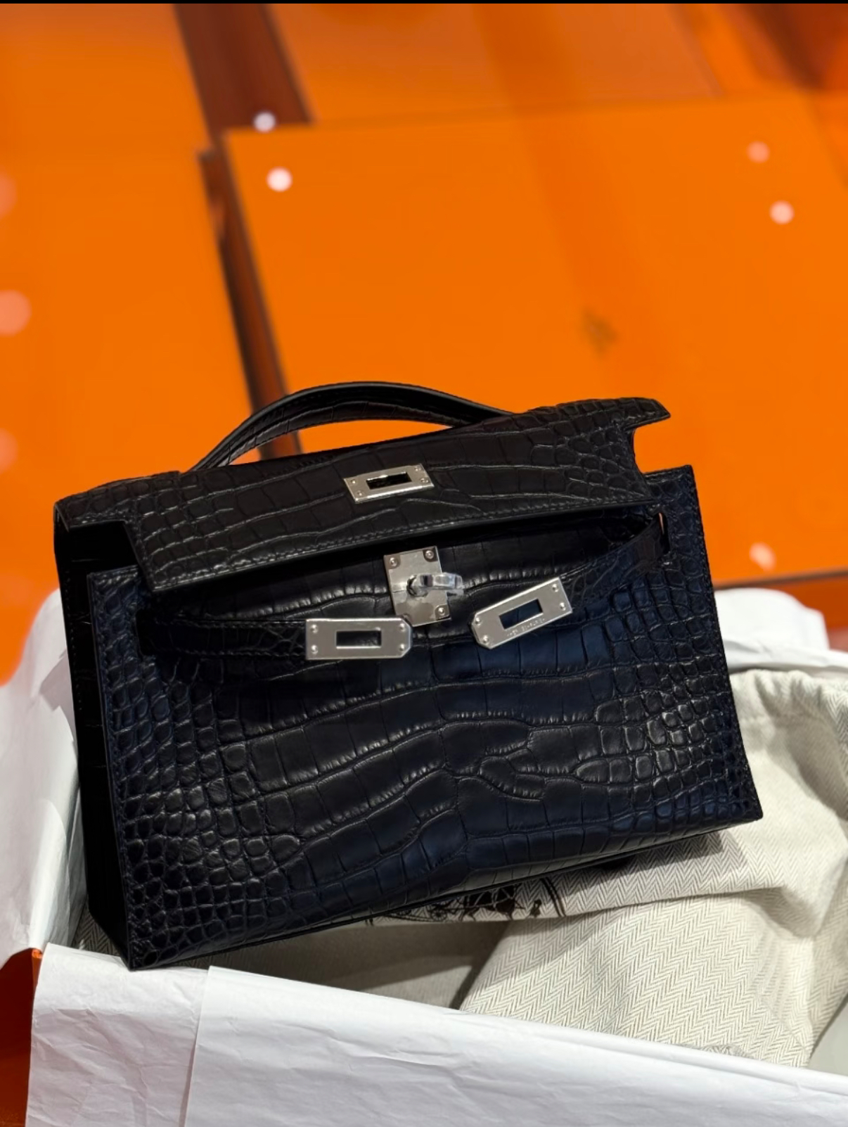 Kelly Mini 20 in custom-made black crocodile leather - MOVEMENTARTISAN