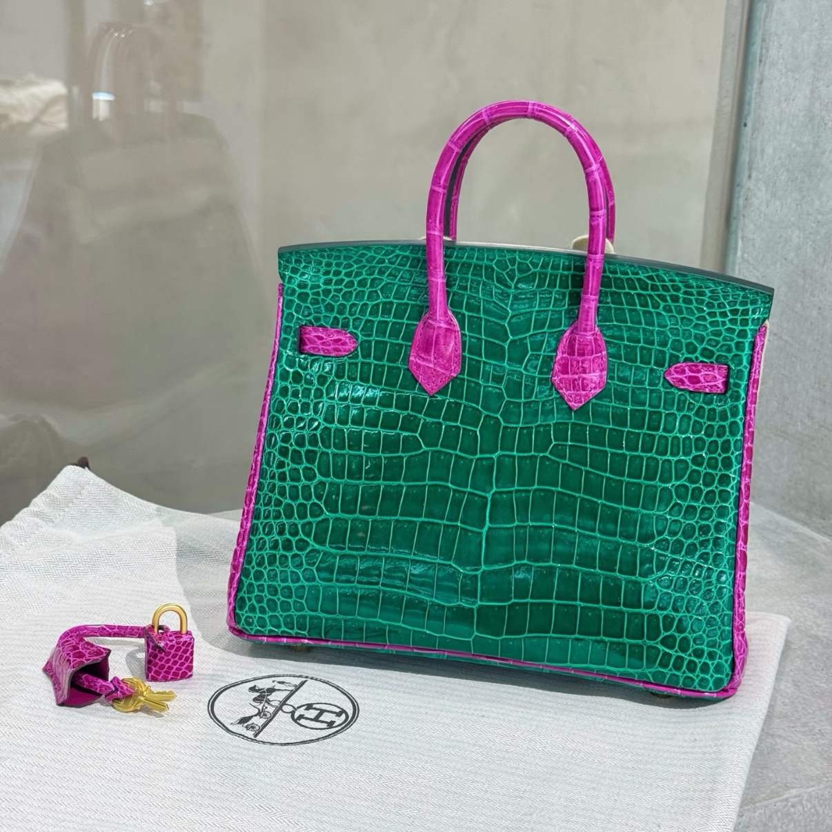 25inverted V shiny crocodile leather emerald green - MOVEMENTARTISAN