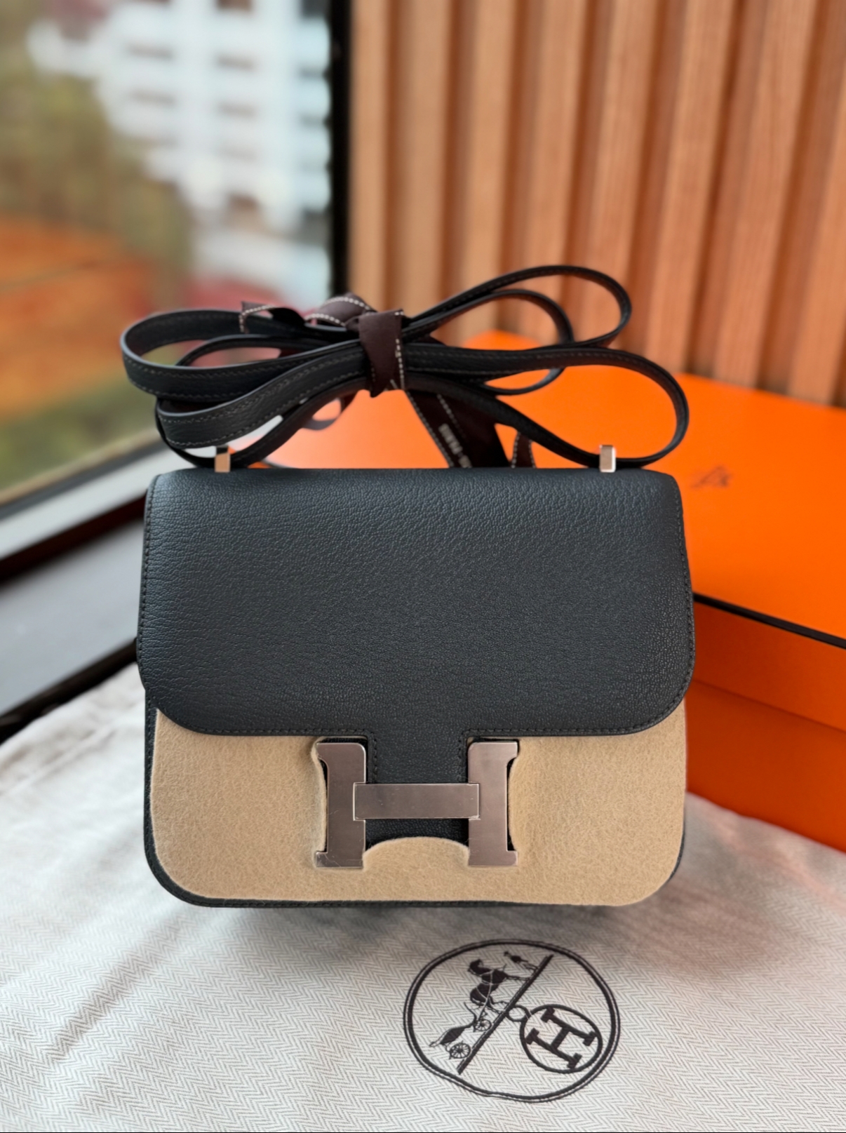 Handcrafted by masters Mini constance CK3T Carbon grey goatskin with silver buckle and K engraving - MOVEMENTARTISAN