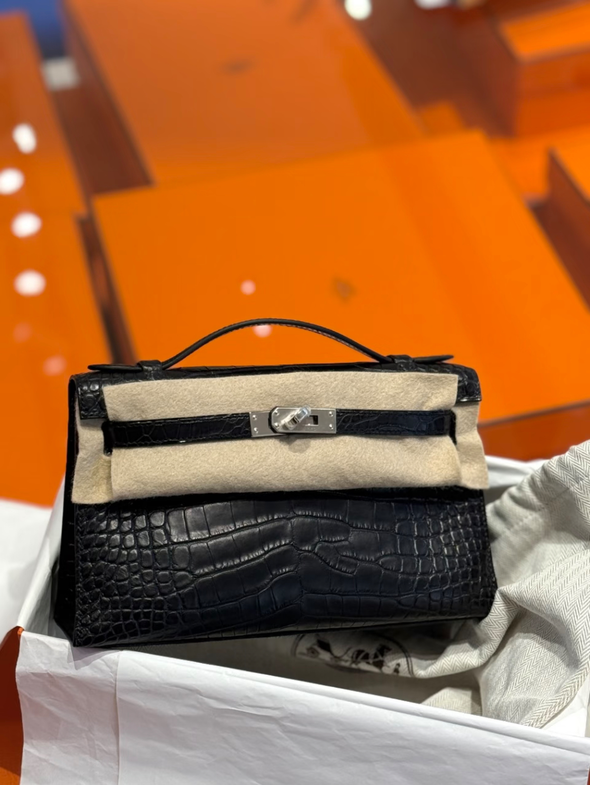 Kelly Mini 20 in custom-made black crocodile leather - MOVEMENTARTISAN