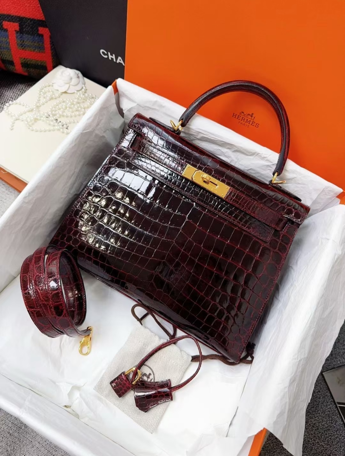 Kelly 28 Bordeaux Red crocodile leather - MOVEMENTARTISAN